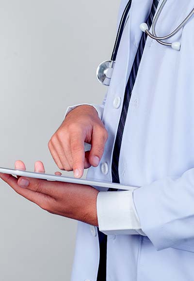 доктор в белом халате с планшетом в руках