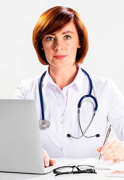 женщина врач за столом с ноутбуком